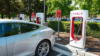 Tesla ने लगाए सुपर चार्जर, जानें मॉडल ‘Y’ को फुल चार्ज करने में कितना होगा खर्च