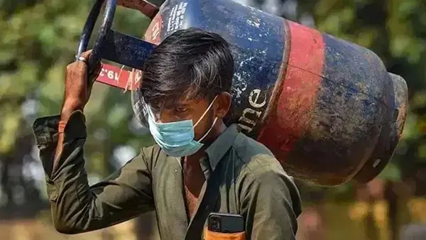 LPG Price Cut: कमर्शियल गैस सिलेंडर हुआ सस्ता, ₹183.50 तक घटे दाम, जानें नए रेट LPG Price Cut: कमर्शियल गैस सिलेंडर हुआ सस्ता, ₹183.50 तक घटे दाम, जानें नए रेट
