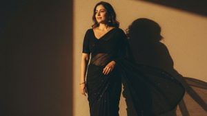 सोशल मीडिया पर छाया रेट्रो साड़ी का क्रेज, खुद को बना रहे 90s के स्टार; इन प्रॉम्प्ट के जरिये आप भी बनाए फोटो सोशल मीडिया पर छाया रेट्रो साड़ी का क्रेज, खुद को बना रहे 90s के स्टार; इन प्रॉम्प्ट के जरिये आप भी बनाए फोटो