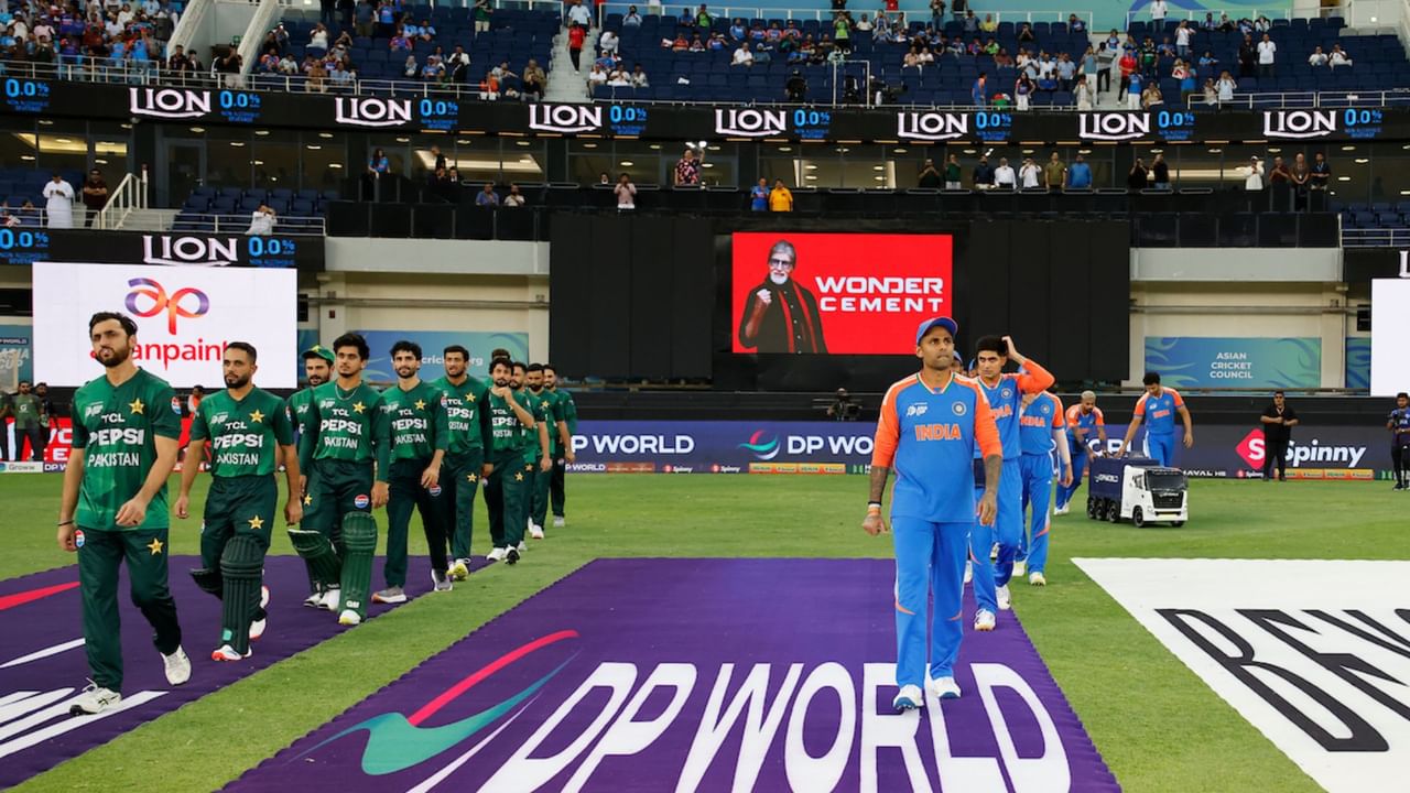 INDvsPAK: हाथ मिलाएं या न मिलाएं… ‘सिर्फ जीत’ से ही बुझेगी तनाव की सुलगती आग; हाई-वोल्टेज फाइनल के लिए एशिया तैयार INDvsPAK: हाथ मिलाएं या न मिलाएं… ‘सिर्फ जीत’ से ही बुझेगी तनाव की सुलगती आग; हाई-वोल्टेज फाइनल के लिए एशिया तैयार
