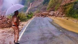 उत्तराखंड के चमोली में बादल फटा, 10 लोग लापता, कई मकान मलबे में दबे