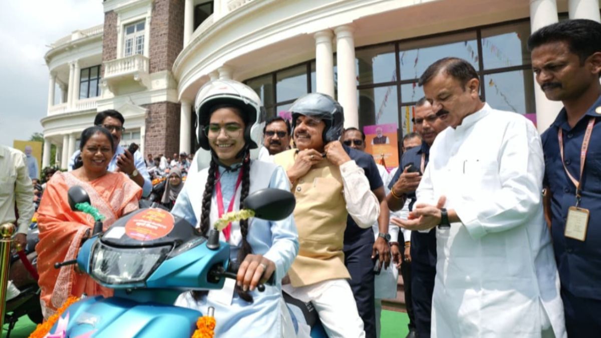 भोपाल में बड़ा तोहफा: 7832 टॉपर छात्रों को CM ने दी स्कूटी, बच्चियों को मिली करोड़ों की मदद