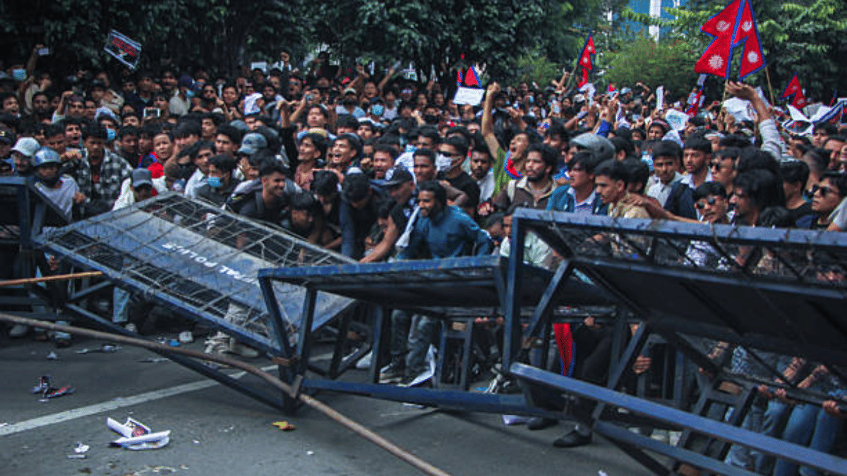 नेपाल में हटा सोशल मीडिया बैन, 19 लोगों की मौत के बाद झुकी सरकार, गृह मंत्री ने दिया इस्तीफा, जानें डिटेल्स नेपाल में हटा सोशल मीडिया बैन, 19 लोगों की मौत के बाद झुकी सरकार, गृह मंत्री ने दिया इस्तीफा, जानें डिटेल्स
