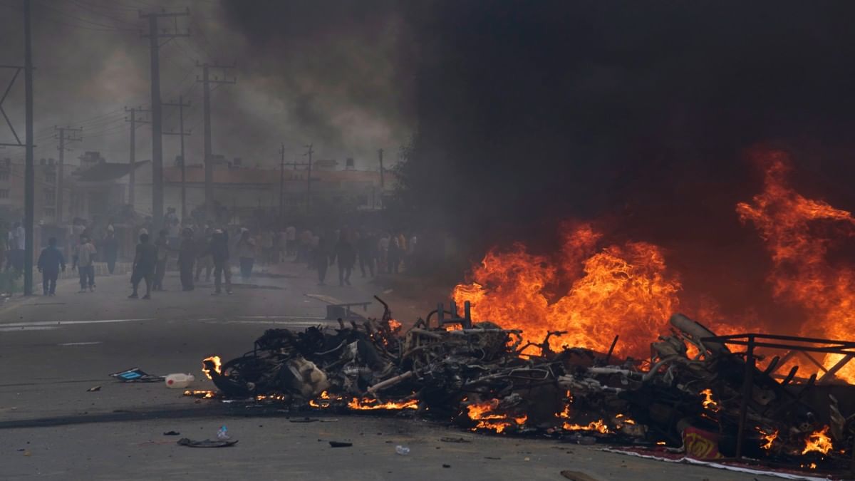 Nepal Gen-Z Protest: राष्ट्रपति-प्रधानमंत्री का इस्तीफा, बेकाबू भीड़ ने सेना से छीने हथियार, मंत्री को पीटा, संसद को फूंका