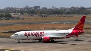 टेक ऑफ करते ही गिरा स्पाइसजेट Q400 के विमान का पहिया, मुंबई में इमरजेंसी लैंडिंग; 75 यात्री थे सवार