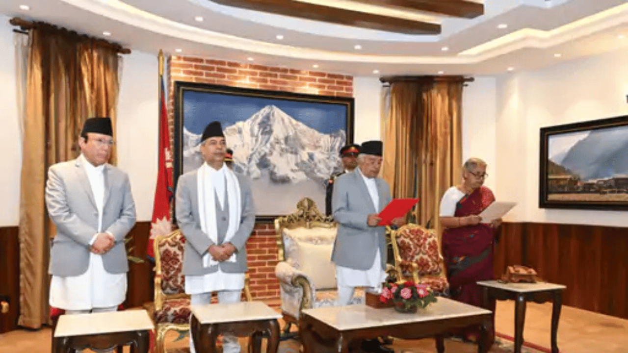 नेपाल की पहली महिला PM बनीं सुशीला कार्की, पूर्व मुख्य न्यायाधीश ने ली शपथ; 6 महीने में होंगे चुनाव नेपाल की पहली महिला PM बनीं सुशीला कार्की, पूर्व मुख्य न्यायाधीश ने ली शपथ; 6 महीने में होंगे चुनाव