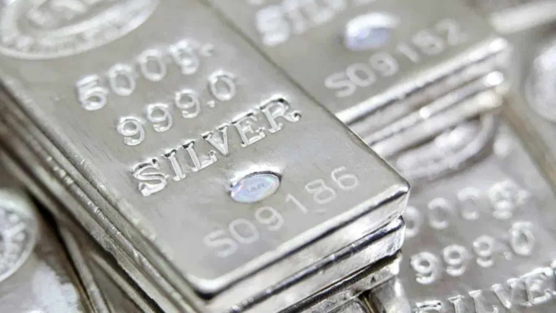 Silver Price Rally: पुरानी चांदी बेचकर लोग कमा रहे करोड़ों, 1 हफ्ते में 100 टन की बंपर बिकवाली