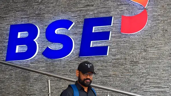 BSE लिस्टेड कंपनियों का मार्केट कैप रिकॉर्ड ₹482 लाख करोड़ पार, लेकिन डॉलर के मुकाबले अब भी पीछे BSE लिस्टेड कंपनियों का मार्केट कैप रिकॉर्ड ₹482 लाख करोड़ पार, लेकिन डॉलर के मुकाबले अब भी पीछे