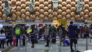 दिल्ली एयरपोर्ट पर सॉफ्टवेयर में गड़बड़ी, 300 अधिक फ्लाइट लेट; रद्द हो सकती हैं कई उड़ानें