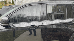 कार में इस खास किस्म के ग्लास लगाने पर पुलिस कस सकती है शिकंजा, जानें भारत में क्यों है बैन