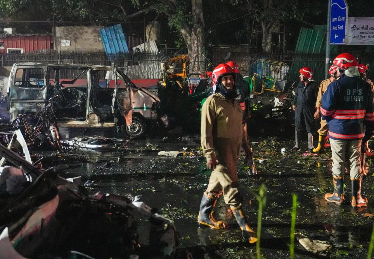 Delhi 10/11 Blast: मृतकों की संख्या 13, घायलों की संख्या बढ़कर 30 हुई, हताहतों से मिले अमित शाह
