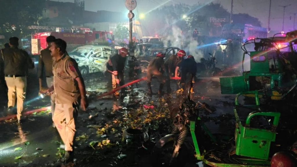 लाल किले के पास धमाके से दहली दिल्ली, तस्वीरों में देखें पूरी घटना