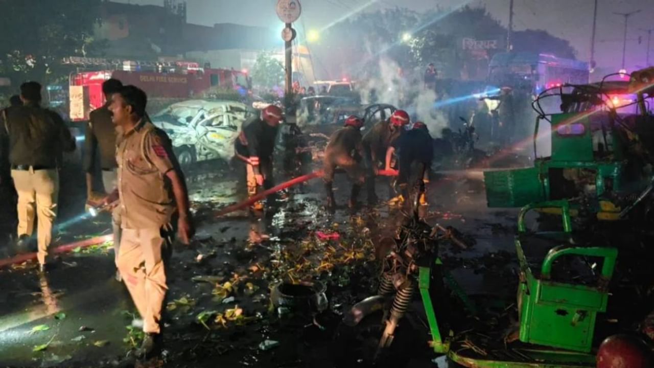 लाल किले के पास धमाके से दहली दिल्ली, तस्वीरों में देखें पूरी घटना