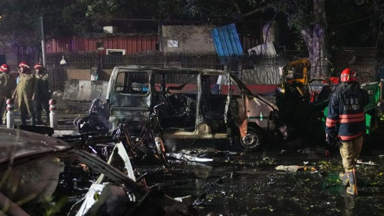 लाल किले के पास धमाके से दहली दिल्ली, तस्वीरों में देखें पूरी घटना