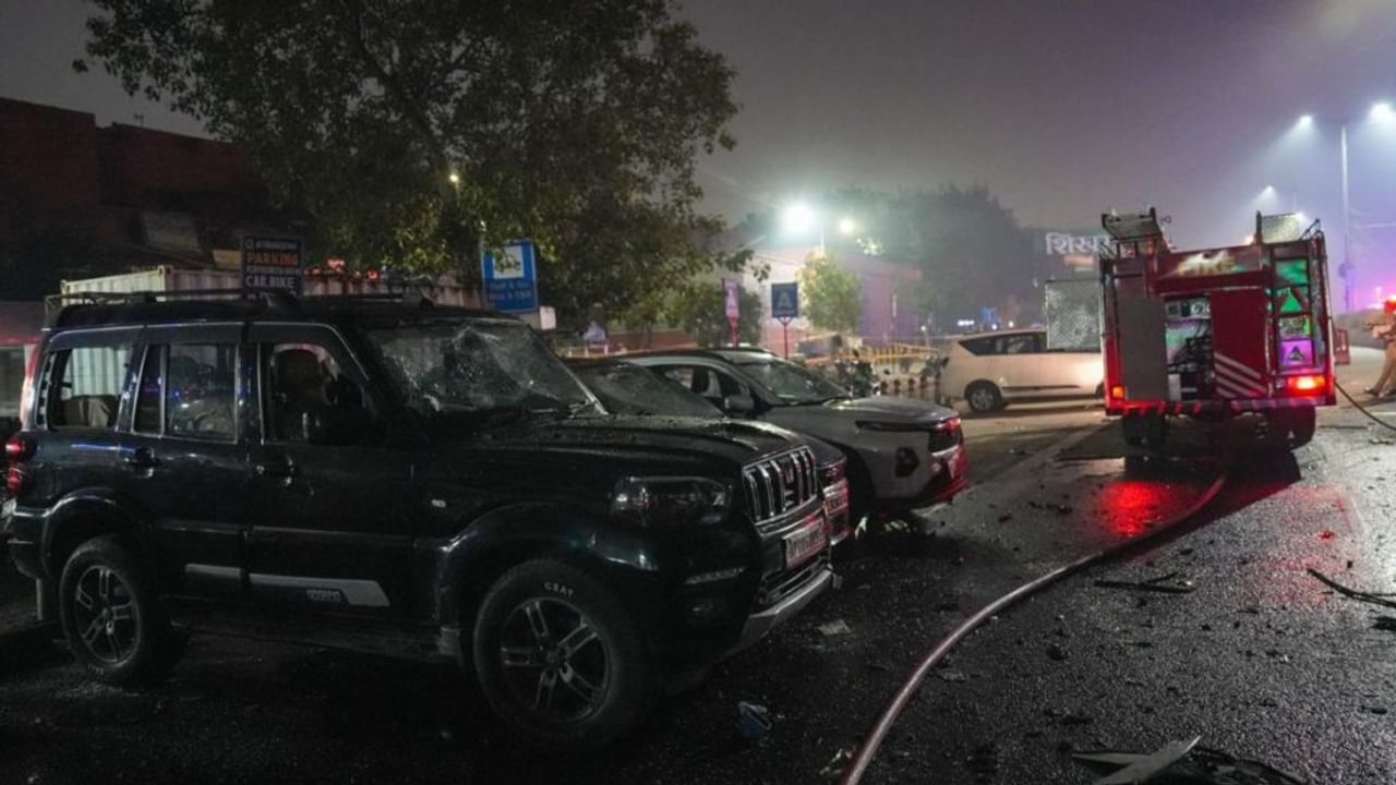 लाल किले के पास धमाके से दहली दिल्ली, तस्वीरों में देखें पूरी घटना