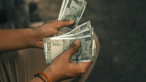 नए लेबर कानून में घटेगी इन हैंड सैलरी, लेकिन 2 करोड़ का मिलेगा एक्स्ट्रा फायदा, एक्सपर्ट ने बताया पैसे बढ़ाने का फॉर्मूला