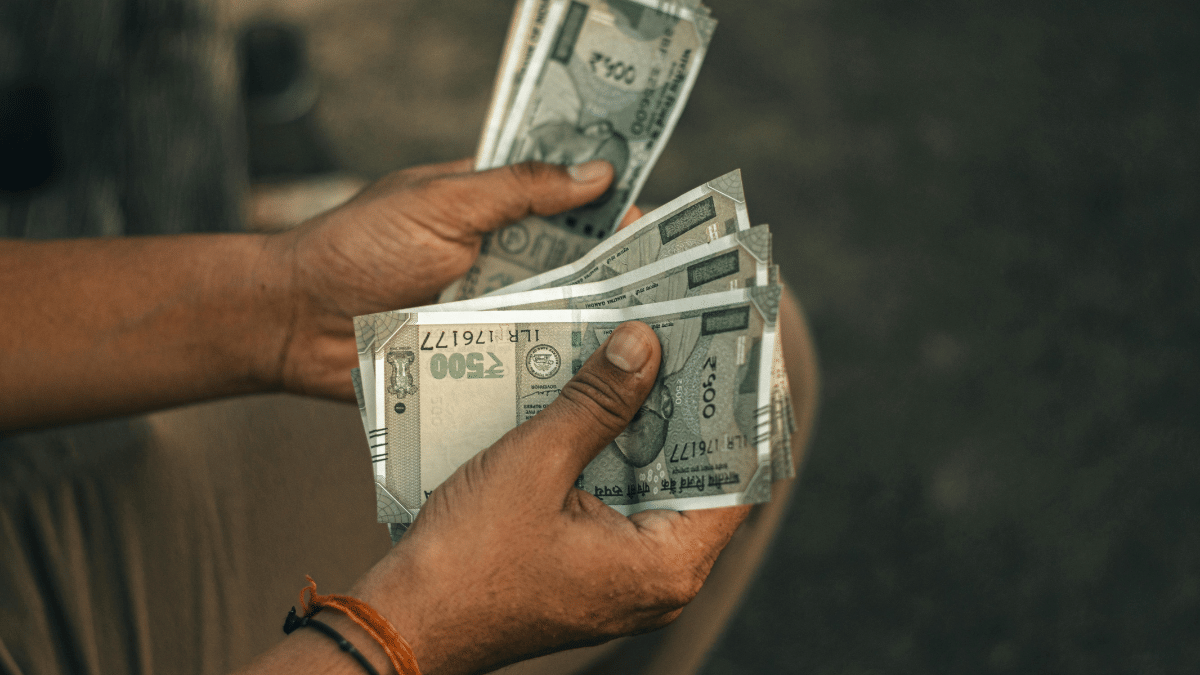 नए लेबर कानून में घटेगी इन हैंड सैलरी, लेकिन 2 करोड़ का मिलेगा एक्स्ट्रा फायदा, एक्सपर्ट ने बताया पैसे बढ़ाने का फॉर्मूला