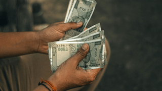 नए लेबर कानून में घटेगी इन हैंड सैलरी, लेकिन 2 करोड़ का मिलेगा एक्स्ट्रा फायदा, एक्सपर्ट ने बताया पैसे बढ़ाने का फॉर्मूला