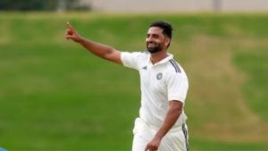 IPL Auction: बारामूला के धूल भरे मैदान से करोड़ों की डील तक… मास्टर के बेटे पर छप्परफाड़ बरसा पैसा, कौन हैं अकीब नबी डार?