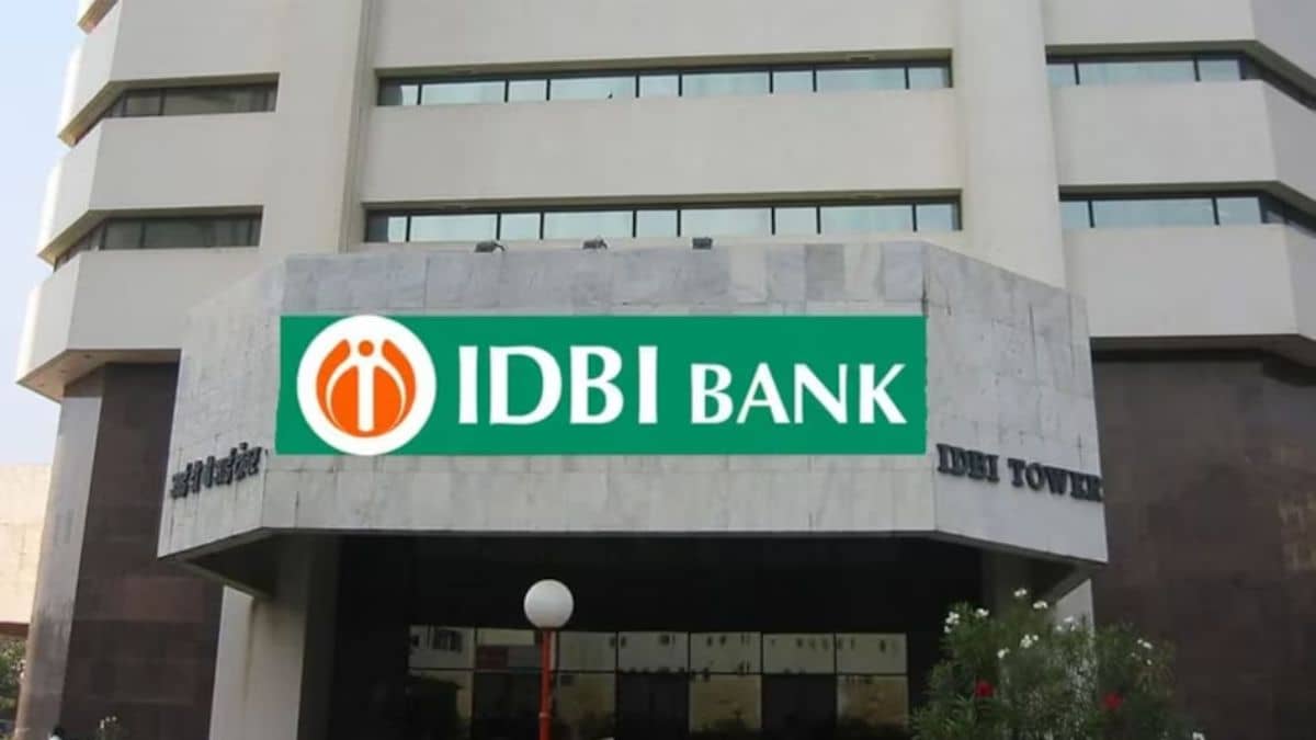 IDBI Bank Share Crash: प्राइवेटाइजेशन डील रुकने की खबर से शेयर 16% टूटे, निवेशकों के लिए क्या है इसके मायने IDBI Bank Share Crash: प्राइवेटाइजेशन डील रुकने की खबर से शेयर 16% टूटे, निवेशकों के लिए क्या है इसके मायने