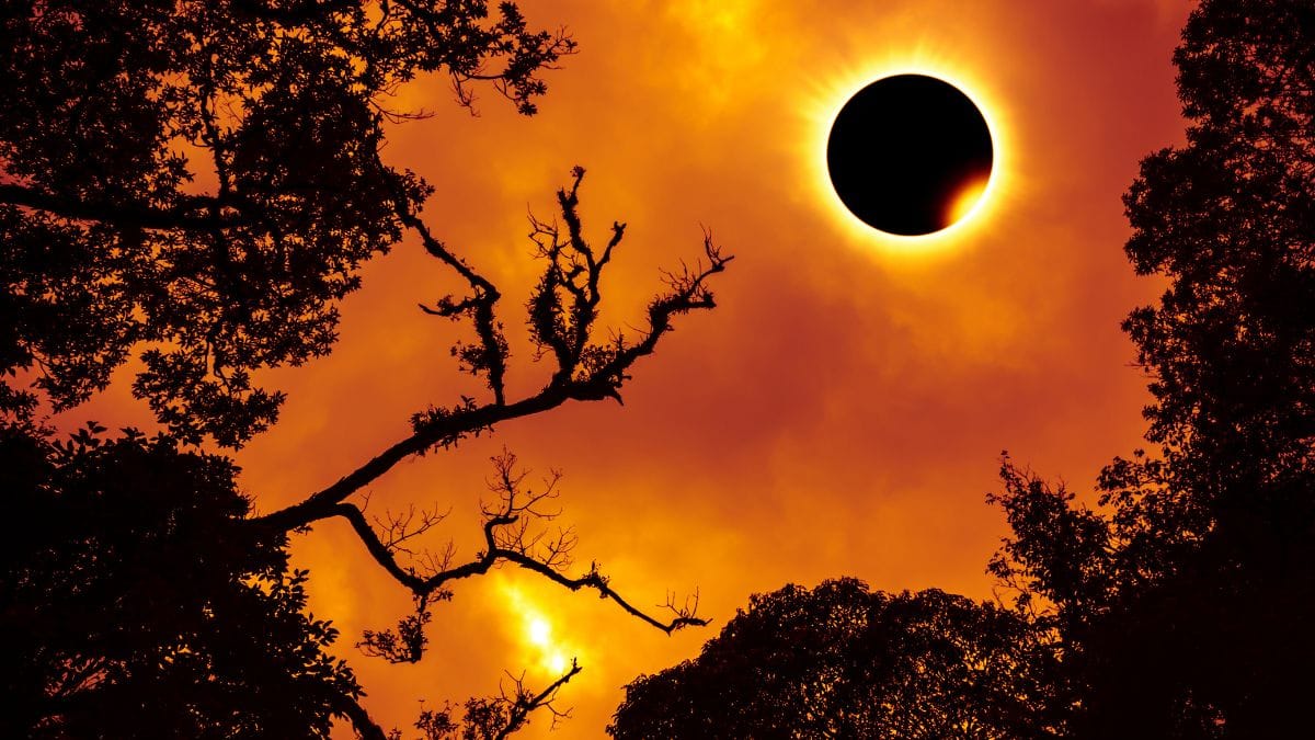 लगने वाला है सदी का सबसे बड़ा सूर्य ग्रहण, कई देशों में 6 मिनट से ज्यादा रहेगा अंधेरा, जानें टाइमिंग और क्यों है खास