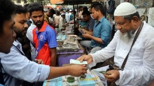 बुरा फंसा बांग्लादेश, ग्रोथ रेट औंधे मुंह गिरा; चरम पर बेरोजगारी, राजनीतिक अस्थिरता से कमजोर हुआ ब्राइट स्पॉट