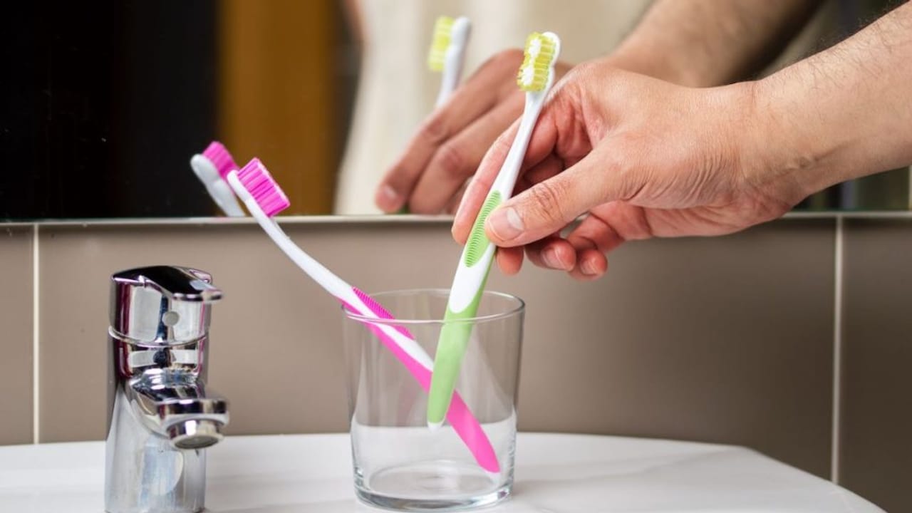कहीं आप भी तो टूथब्रश को बाथरूम में रखने की नहीं करते गलती? हो सकता है बड़ा नुकसान