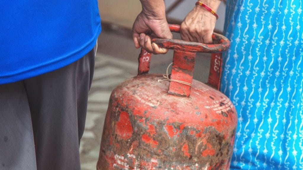 सिलेंडर में कितनी बची है गैस, मिनटों में चलेगा पता, ये आसान ट्रिक आएगी काम