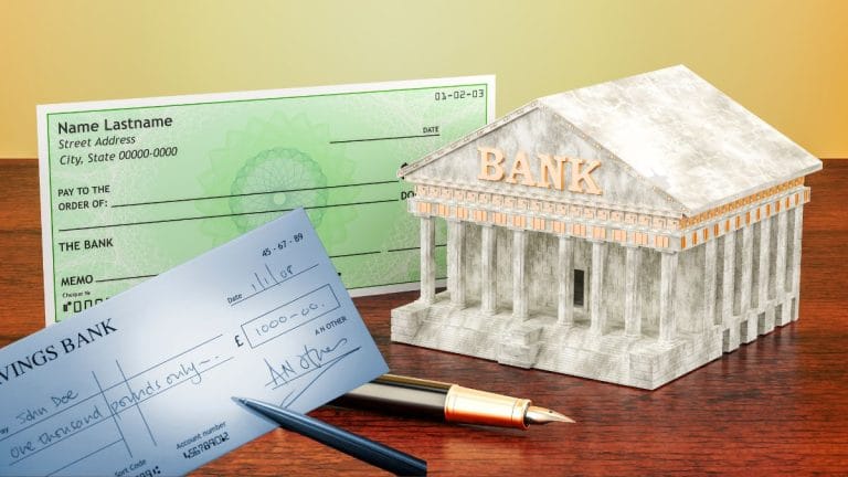 चेक के पीछे साइन क्यों करवाता है बैंक, क्या धोखाधड़ी रोकने के आता है काम या फिर है कोई और बात