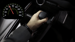 क्या आप 40-50 kmph पर चलाते हैं कार? जानें इस रफ्तार में चलने का सही गियर; बढ़ सकता है माइलेज