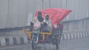 बारिश से दिल्ली में 5 डिग्री तक गिरेगा पारा, यूपी समेत कई राज्यों में अलर्ट, पश्चिमी विक्षोभ का दिख रहा असर