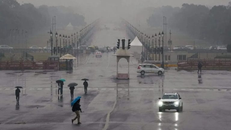 दिल्ली में 5 डिग्री सेल्सियस पहुंचा तापमान, येलो अलर्ट जारी; 11 जनवरी तक नहीं मिलेगी ठंड से राहत