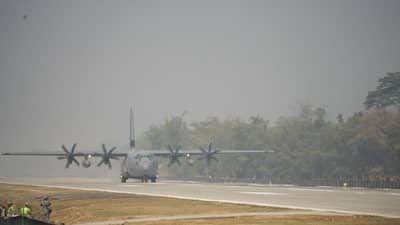 मिनटों में हाईवे बनेगा रनवे, असम में 4.2 किलोमीटर लंबी इमरजेंसी लैंडिंग फैसिलिटी तैयार, जानें खासियत मिनटों में हाईवे बनेगा रनवे, असम में 4.2 किलोमीटर लंबी इमरजेंसी लैंडिंग फैसिलिटी तैयार, जानें खासियत