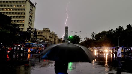 मौसम का महाअलर्ट! UP से दिल्ली तक बारिश-आंधी का दौर जारी, कई राज्यों में गिरा पारा