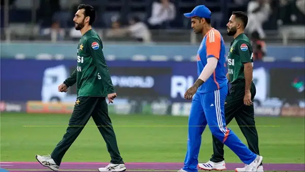 इतिहास, तनाव, चमक और दिल टूटने जैसी कई परतों पर टिका भारत-पाक का महा-मुकाबला, क्यों दो पॉइंट्स से कहीं ज्यादा का है मामला? इतिहास, तनाव, चमक और दिल टूटने जैसी कई परतों पर टिका भारत-पाक का महा-मुकाबला, क्यों दो पॉइंट्स से कहीं ज्यादा का है मामला?