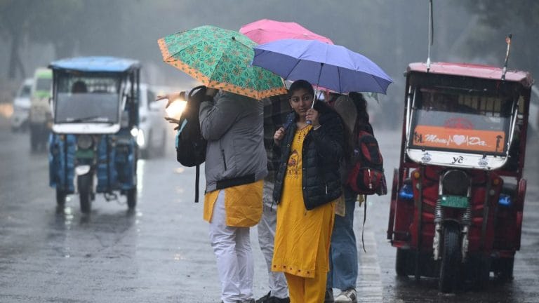 ठंड गई नहीं है अभी, यूपी-बिहार से दिल्ली तक बदलेगा मौसम, दो वेस्टर्न डिस्टर्बेंस का अलर्ट; बारिश-बर्फबारी की चेतावनी