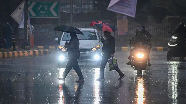 अगले 3 दिनों तक मौसम में होगा बड़ा उलटफेर, तूफान के साथ गरज-चमक-बारिश; UP समेत 15 राज्यों में ऑरेंज अलर्ट अगले 3 दिनों तक मौसम में होगा बड़ा उलटफेर, तूफान के साथ गरज-चमक-बारिश; UP समेत 15 राज्यों में ऑरेंज अलर्ट