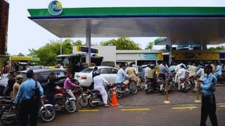 तेल संकट से पाकिस्तान में हाहाकार, पेट्रोल-डीजल 55 रुपये महंगा, कीमतें ₹321 प्रति लीटर के पार