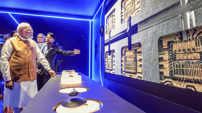 PM मोदी ने गुजरात में ₹3300 करोड़ के सेमीकंडक्टर प्लांट का किया उद्घाटन, रोजाना बनेंगे 60 लाख चिप्स