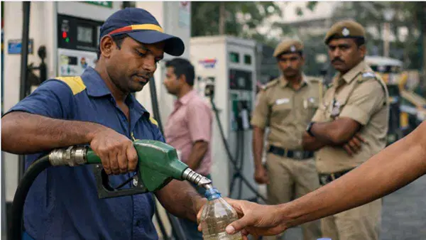 बोतलों में तेल लेने वालों की खैर नहीं, मंत्रालय ने जारी की एडवाइजरी; नियम तोड़ने पर पट्रोल पंपों पर होगी कार्रवाई बोतलों में तेल लेने वालों की खैर नहीं, मंत्रालय ने जारी की एडवाइजरी; नियम तोड़ने पर पट्रोल पंपों पर होगी कार्रवाई