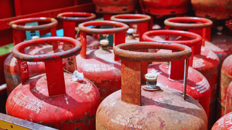 कितने तरह का होता है LPG सिलेंडर? सबसे बड़े में आती है 425KG गैस; जानें कब मिलते हैं 6 लाख रुपये