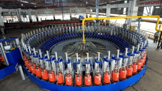 इन 25000 के भरोसे आपकी LPG, सरकार को बॉटलिंग प्लांट की टेंशन, जानें डेली कितनी करते हैं गैस रीफिलिंग