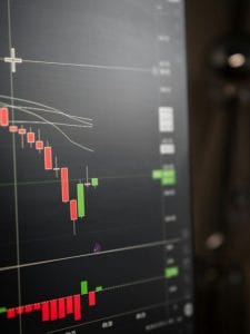 गिरते बाजार में भी बादशाह बनीं ये 7 कंपनियां, 19% तक चढ़े शेयर