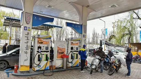 सरकार ने दी बड़ी राहत, कमर्शियल खरीदार रिटेल आउटलेट्स से खरीद सकेंगे पेट्रोल-डीजल; 1 जुलाई से हटेगी रोक सरकार ने दी बड़ी राहत, कमर्शियल खरीदार रिटेल आउटलेट्स से खरीद सकेंगे पेट्रोल-डीजल; 1 जुलाई से हटेगी रोक