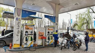 नॉर्मल पेट्रोल से कितना महंगा प्रीमियम? जानें क्यों कंपनियां वसूलती हैं ज्यादा पैसा; क्या होता है फायदा