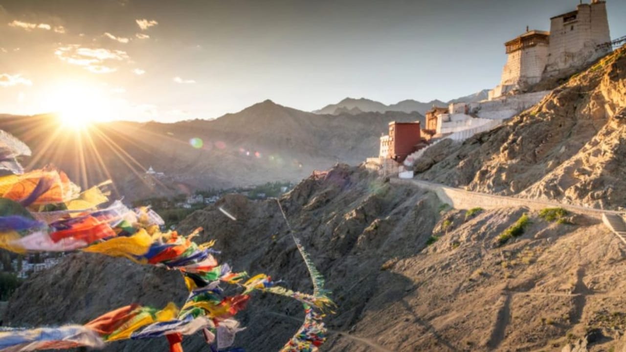 समर वेकेशन के लिए परफेक्ट हैं ये 7 डेस्टिनेशन, हर ट्रिप बना देंगी यादगार