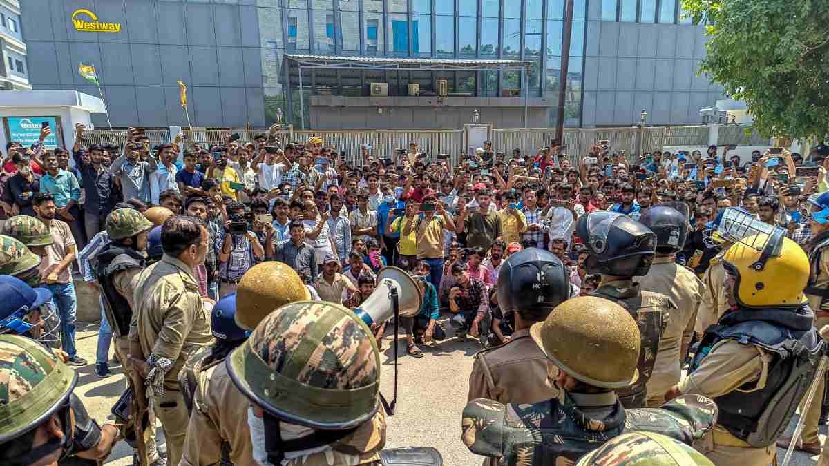 यूपी में न्यूनतम मजदूरी में 21% की बढ़ोतरी का ऐलान, जानें अब कितनी मिलेगी सैलरी, नोएडा प्रदर्शन के बाद आया फैसला! यूपी में न्यूनतम मजदूरी में 21% की बढ़ोतरी का ऐलान, जानें अब कितनी मिलेगी सैलरी, नोएडा प्रदर्शन के बाद आया फैसला!