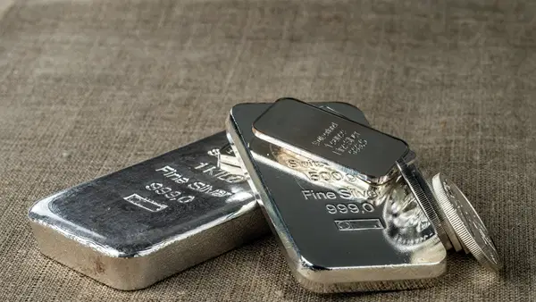 Silver Price Today: चांदी की कीमतों में मामूली गिरावट, जानें दिल्ली, पटना, लखनऊ समेत अपने शहर के भाव Silver Price Today: चांदी की कीमतों में मामूली गिरावट, जानें दिल्ली, पटना, लखनऊ समेत अपने शहर के भाव