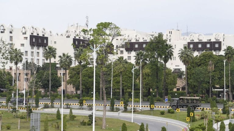 कौन है इस्लामाबाद के सेरेना होटल का मालिक, जहां चल रही है ईरान-अमेरिका समझौते की बातचीत