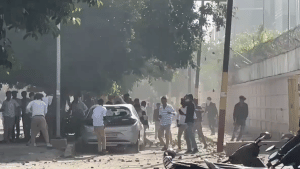 Noida में बवाल, सैलरी हाइक ना होने पर सड़क पर उतरे कर्मचारी, गाड़ियों में तोड़-फोड़ से लेकर पत्थरबाजी, जानें कौन से रास्तों पर असर